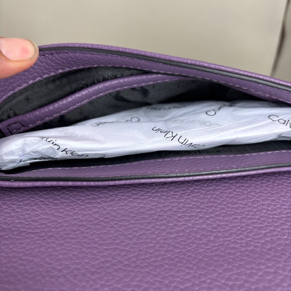 Calvin Klein Arya Purple Pebbled Crossbody Bag H5JEYZK4 New - Picture 2 of 8